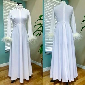 ⭐️SOLD⭐️70s Vintage White Maxi Dress w/Feather